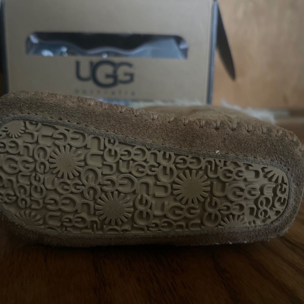 UGG - Picture 2 of 3